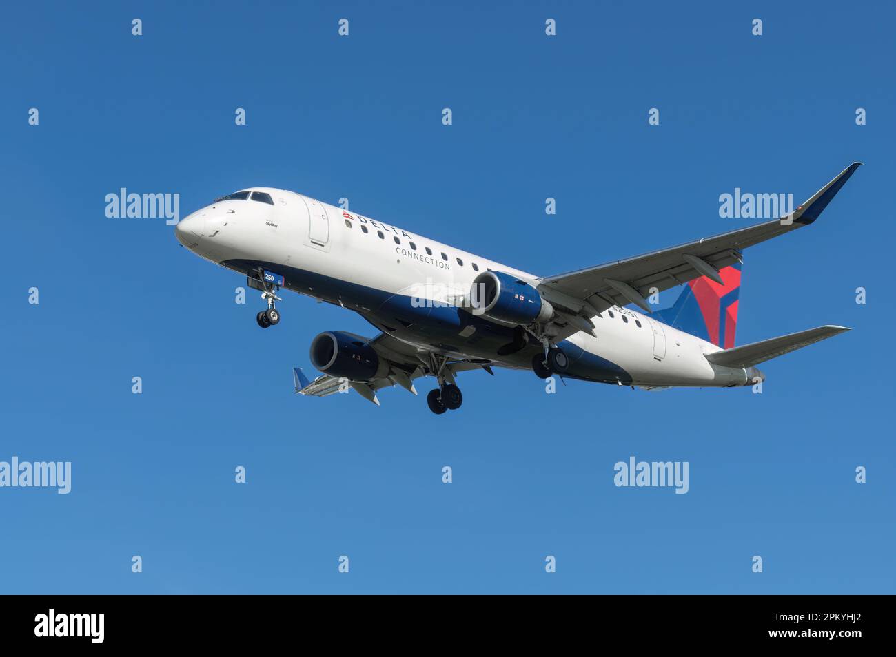 Delta Air Lines Embraer ERJ-170 mit der Registrierung N250SY wird kurz vor der Landung am Flughafen Hollywood Burbank gezeigt. Stockfoto