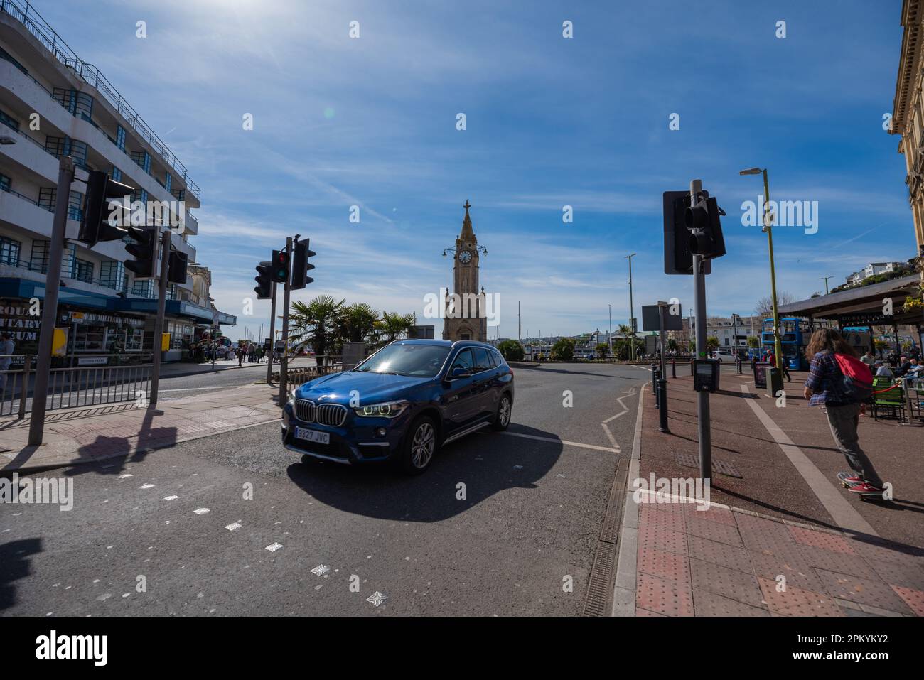 Wunderschöne Torquay Street an einem sonnigen Frühlingstag in Torbay, England. Torquay, Devon, Großbritannien Stockfoto