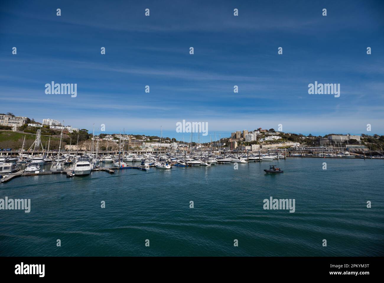 Torquay Pier und Hafen an einem sonnigen Frühlingstag in der Gegend von Torbay, England. Torquay, Devon, Großbritannien Stockfoto