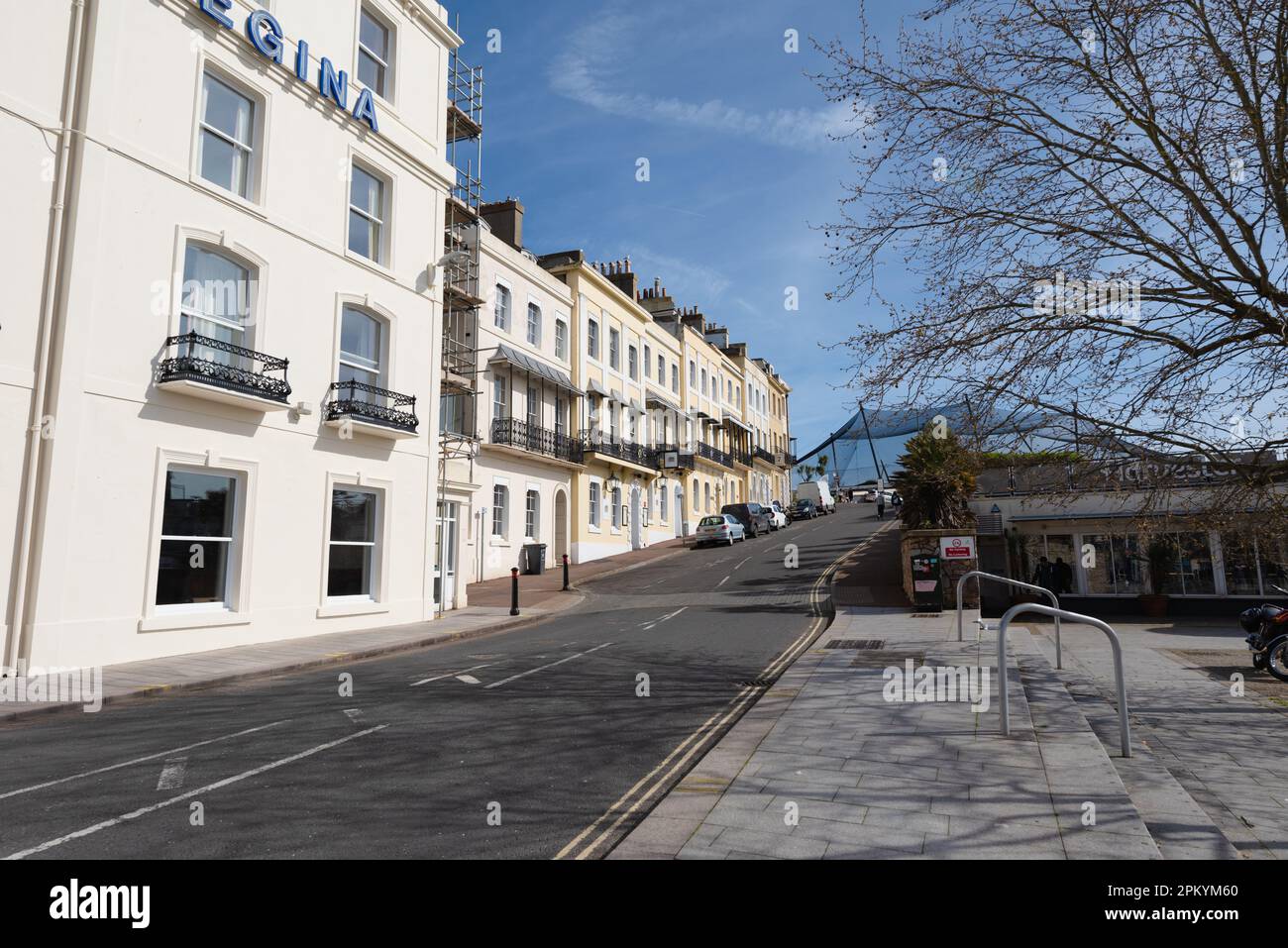 Wunderschöne Torquay Street an einem sonnigen Frühlingstag in Torbay, England. Torquay, Devon, Großbritannien Stockfoto