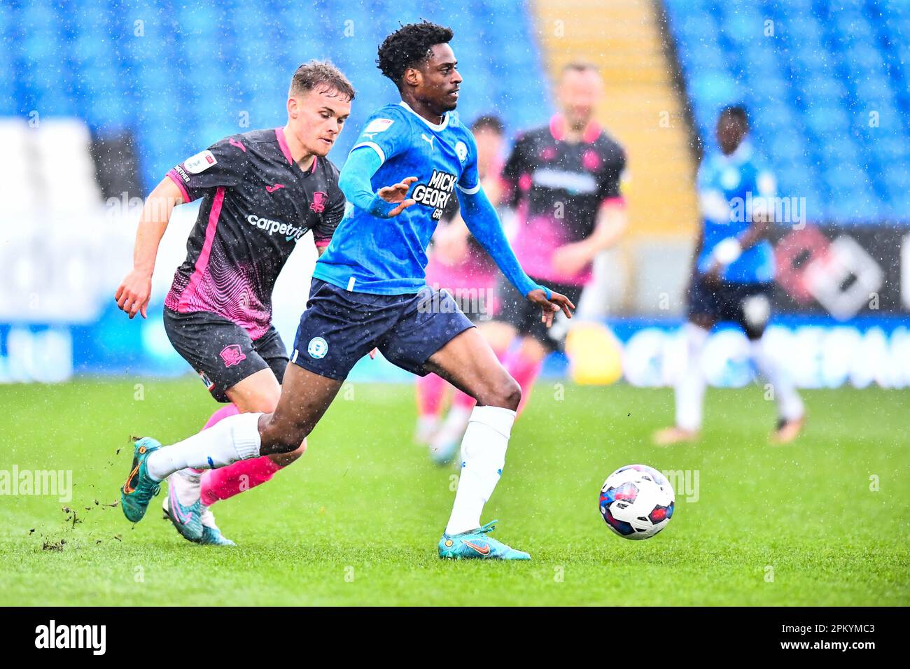 Nathanael Ogbeta (15 Peterborough United) tritt am Freitag, den 7. April 2023, beim Spiel der Sky Bet League 1 zwischen Cambridge United und Fleetwood Town im R Costings Abbey Stadium in Cambridge an. (Foto: Kevin Hodgson | MI News) Guthaben: MI News & Sport /Alamy Live News Stockfoto