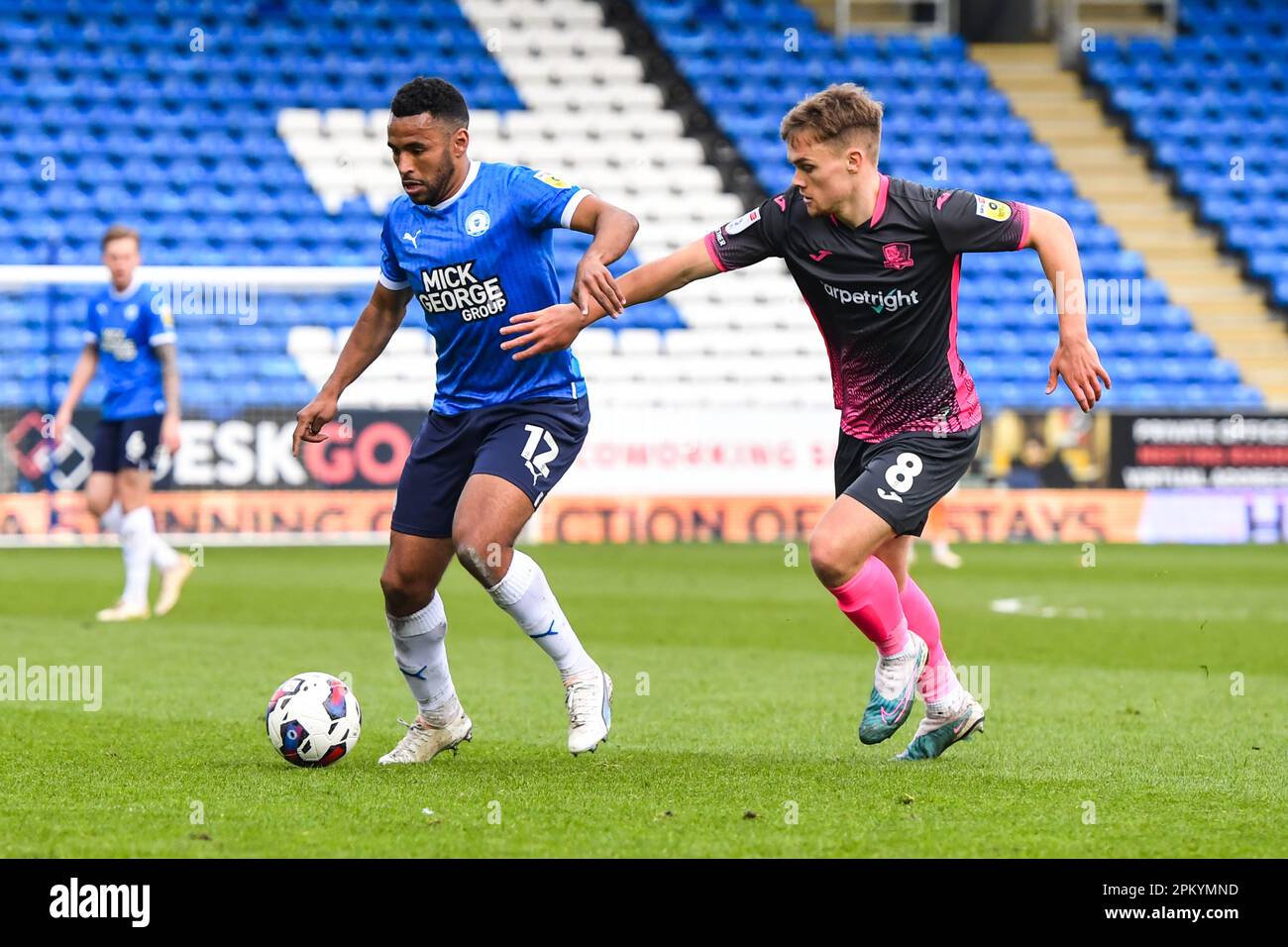 Nathan Thompson (12 Peterborough United), herausgefordert von Archie Collins (8 Exeter City) während des Spiels der Sky Bet League 1 zwischen Cambridge United und Fleetwood Town im R Costings Abbey Stadium, Cambridge, am Freitag, den 7. April 2023. (Foto: Kevin Hodgson | MI News) Guthaben: MI News & Sport /Alamy Live News Stockfoto