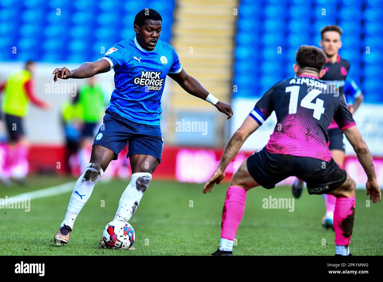 Ephron Mason Clarke (10 Peterborough United), herausgefordert von will Aimson (14 Exeter City während des Spiels der Sky Bet League 1 zwischen Cambridge United und Fleetwood Town im R Costings Abbey Stadium, Cambridge, am Freitag, den 7. April 2023. (Foto: Kevin Hodgson | MI News) Guthaben: MI News & Sport /Alamy Live News Stockfoto