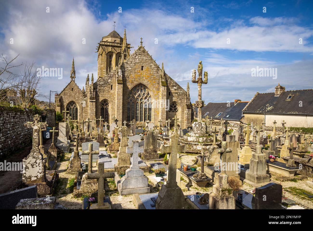 Der Friedhof der St.-Ronan-Kirche, Locronan, Bretagne, Frankreich Stockfoto