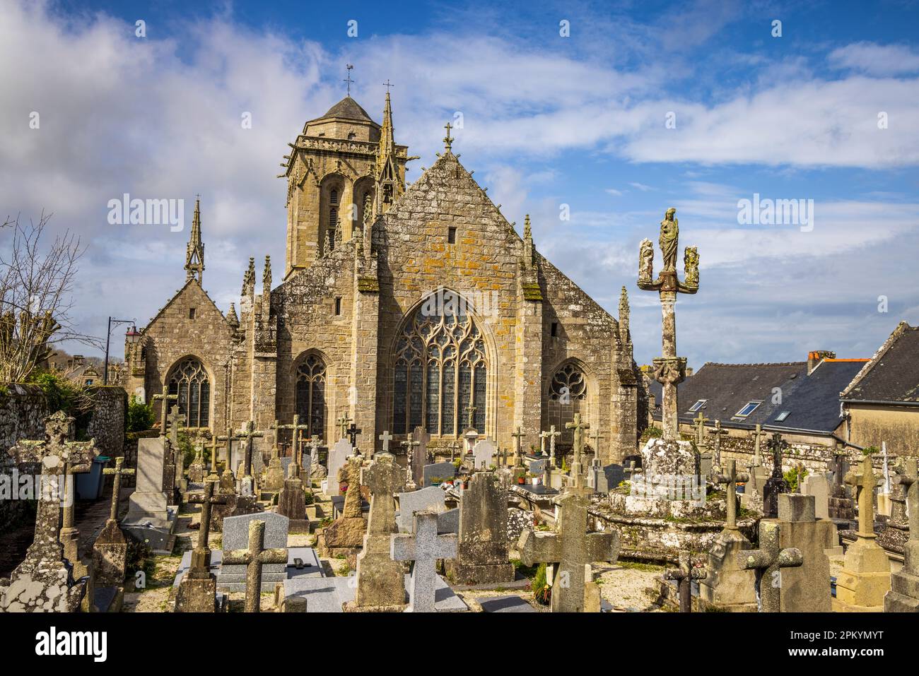 Der Friedhof der St.-Ronan-Kirche, Locronan, Bretagne, Frankreich Stockfoto