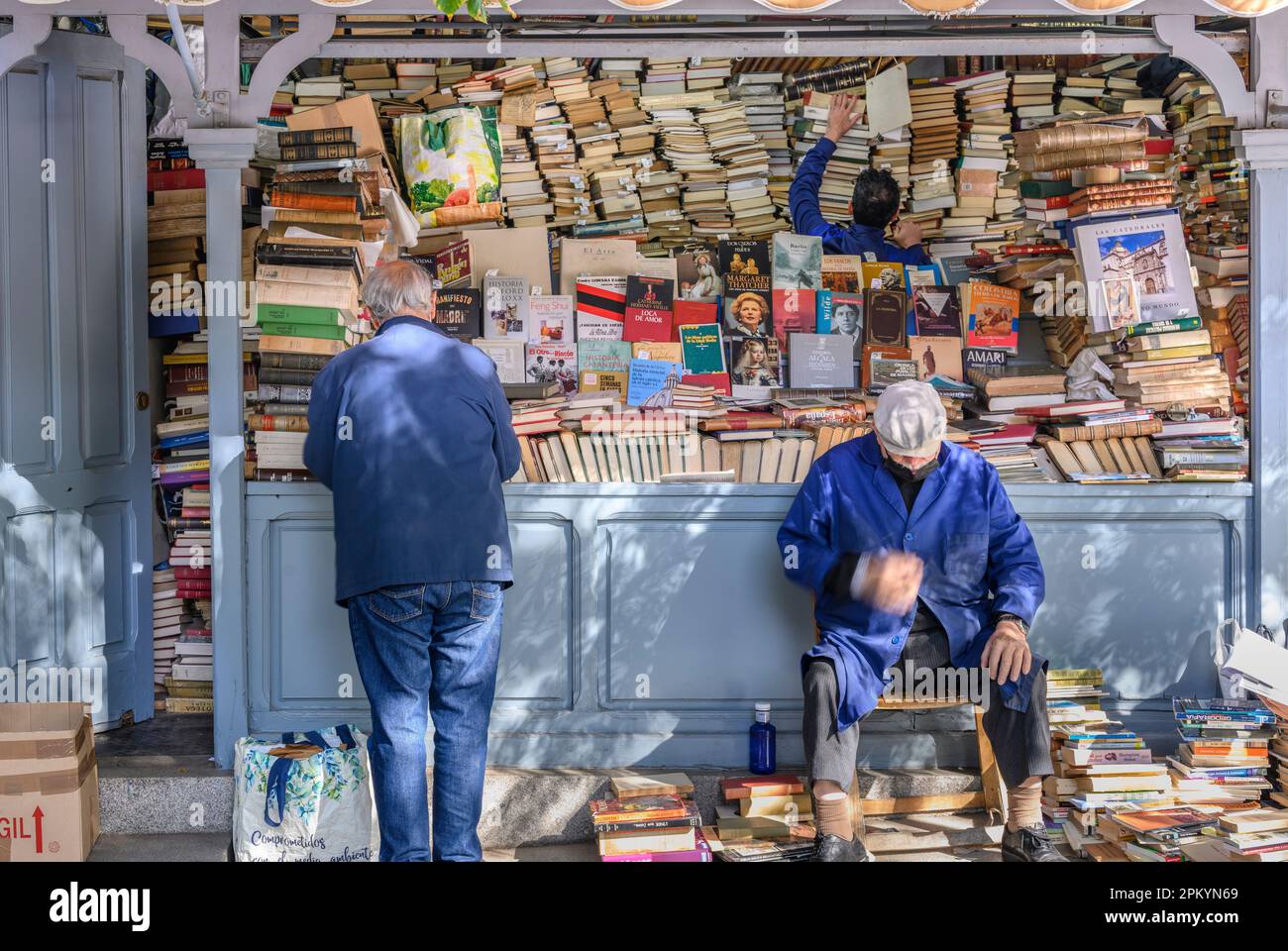 Second-Hand-Buchstand in der Cuesta de Claudio Moyano neben dem Retiro Park am unteren Ende des Paseo del Prado, Madrid, Spanien. Stockfoto