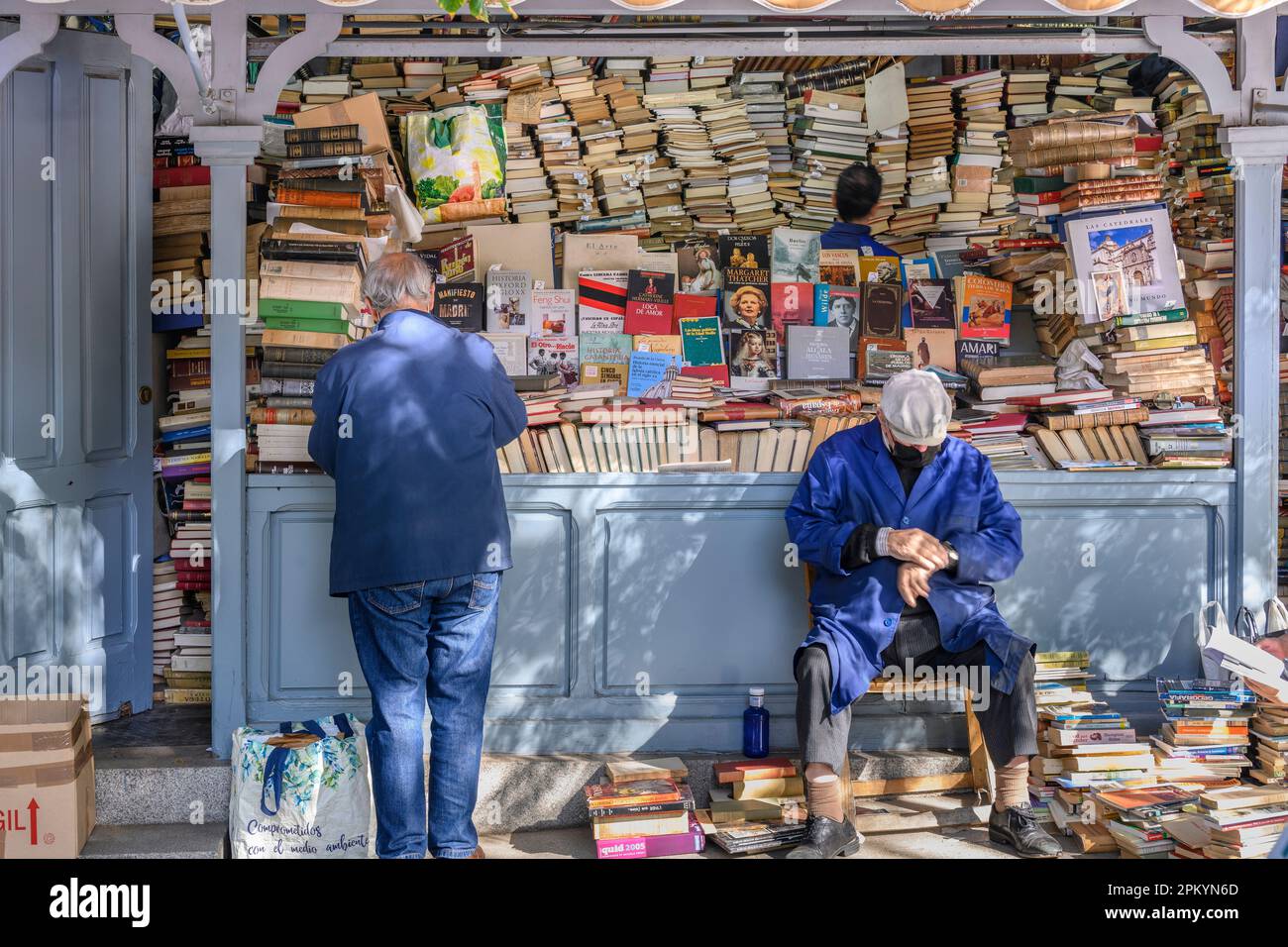 Second-Hand-Buchstand in der Cuesta de Claudio Moyano neben dem Retiro Park am unteren Ende des Paseo del Prado, Madrid, Spanien. Stockfoto