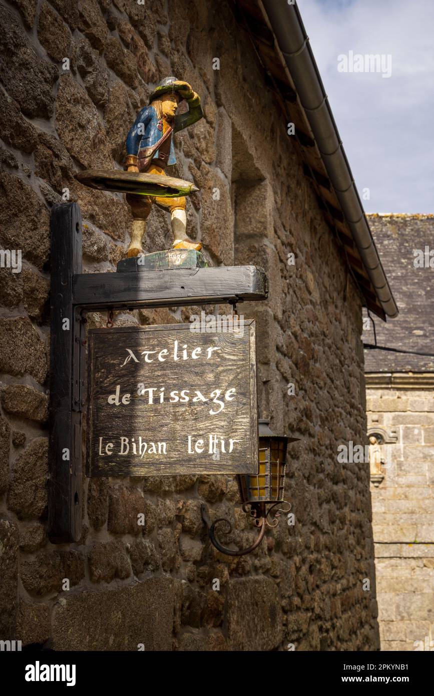 Ein Ladenschild in den Straßen von Locronan, Bretagne, Frankreich Stockfoto