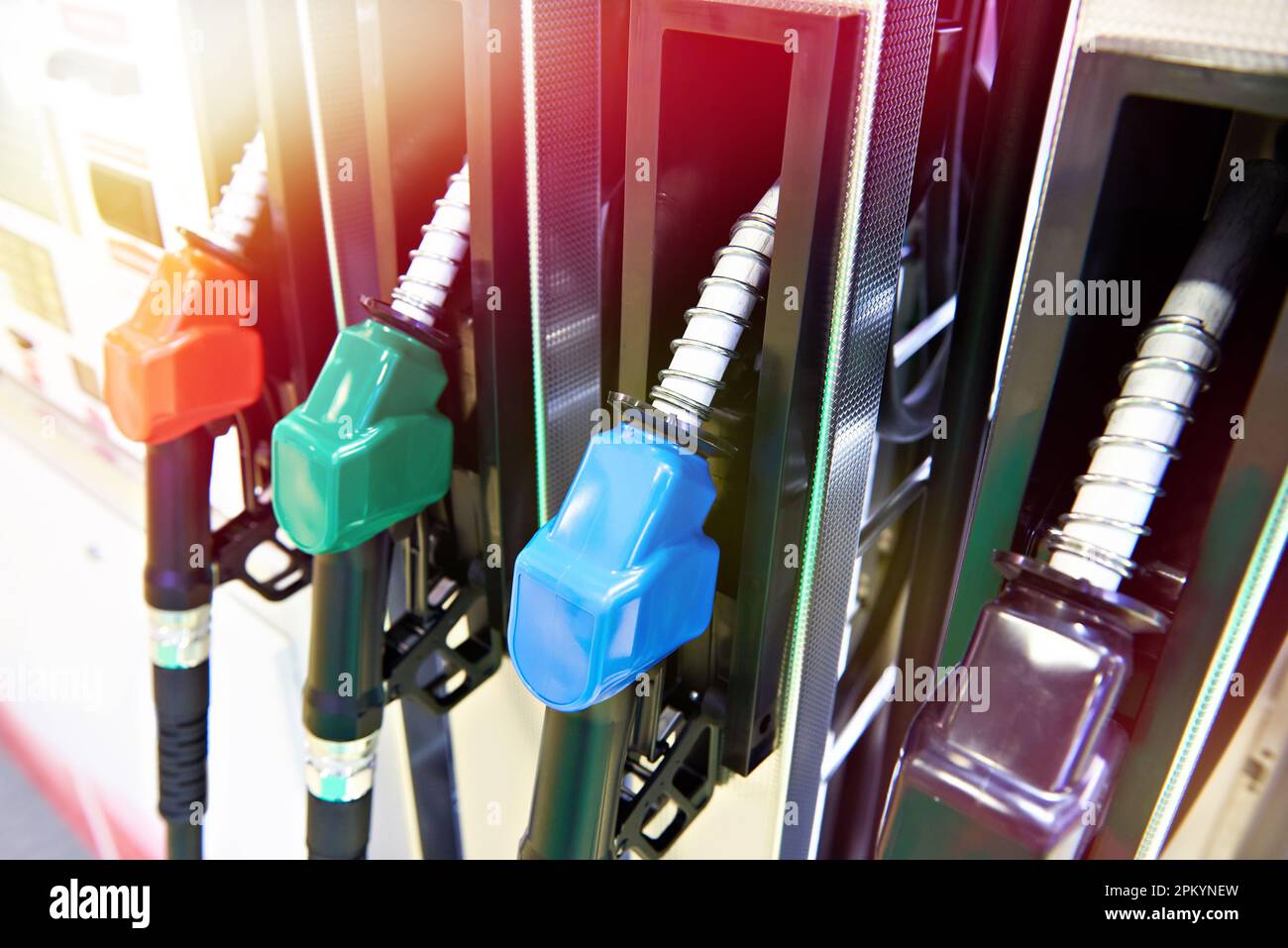 Kraftstoffdüsen an der Tankstelle Stockfoto