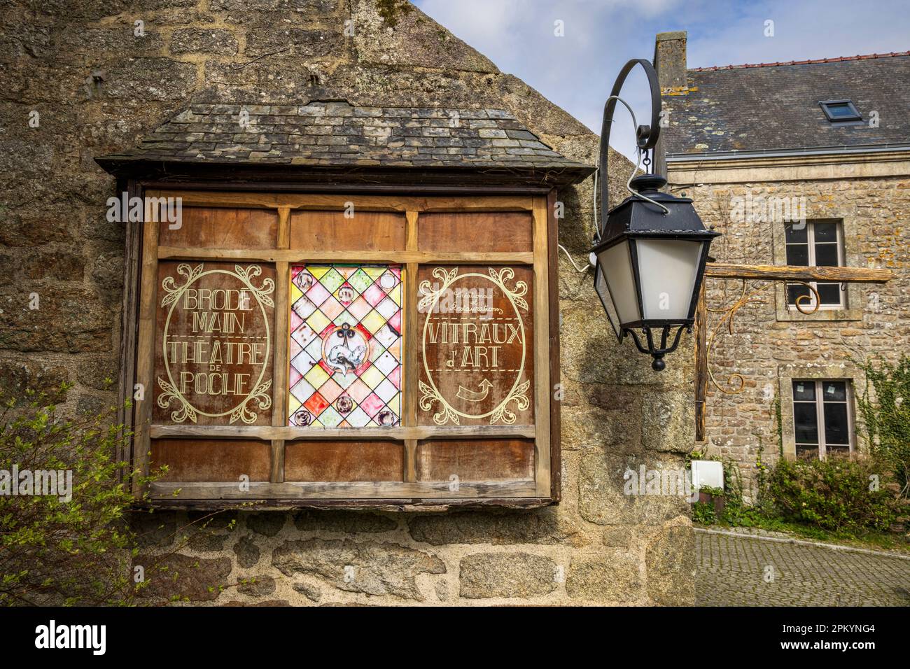 Ein Ladenschild in den Straßen von Locronan, Bretagne, Frankreich Stockfoto