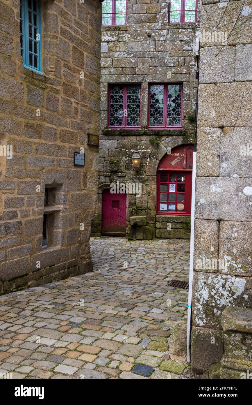 Die engen Gassen von Locronan, Bretagne, Frankreich Stockfoto