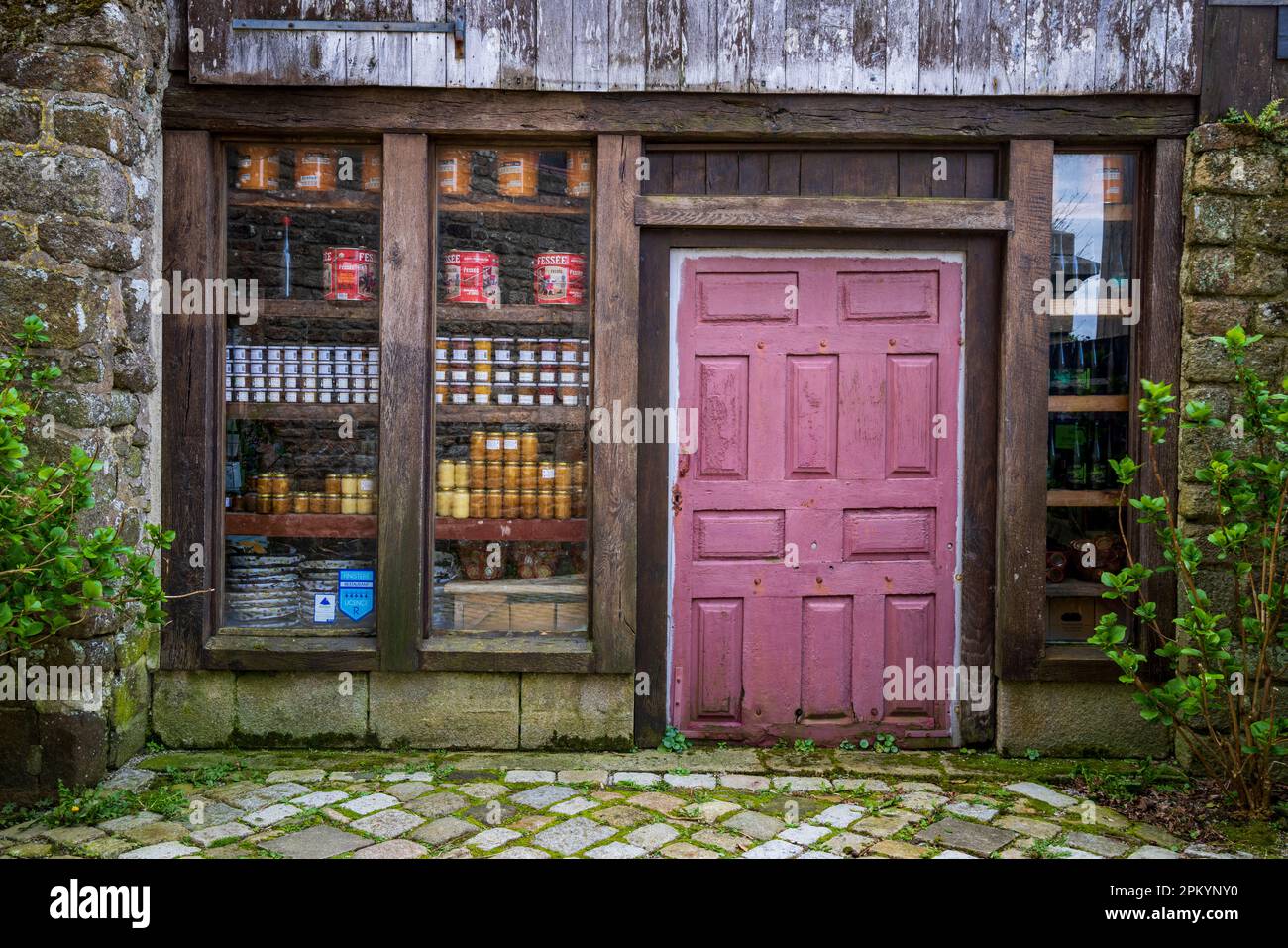 Eine Ladentür in den Straßen von Locronan, Bretagne, Frankreich Stockfoto