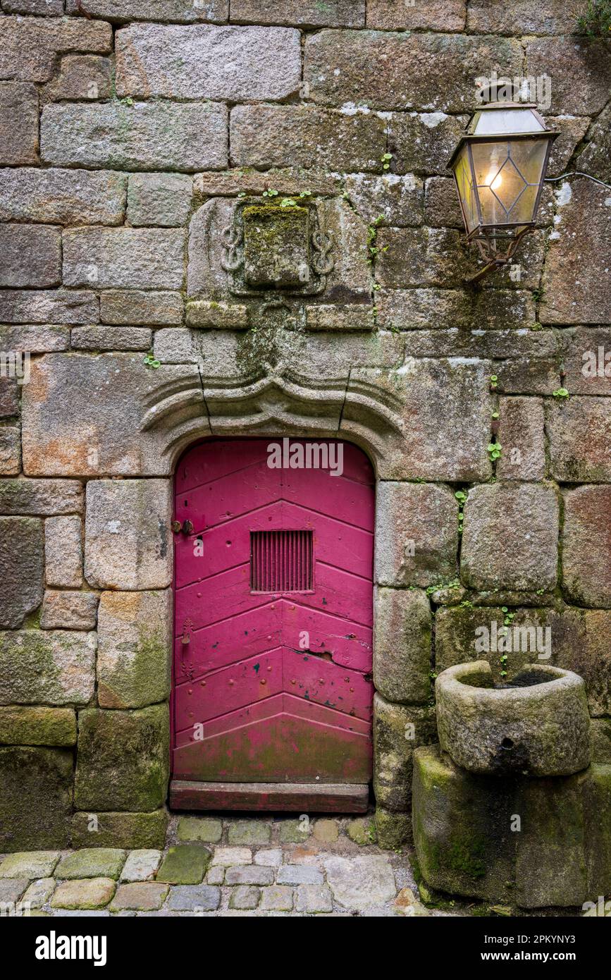 Eine alte Tür in den engen Gassen von Locronan, Bretagne, Frankreich Stockfoto