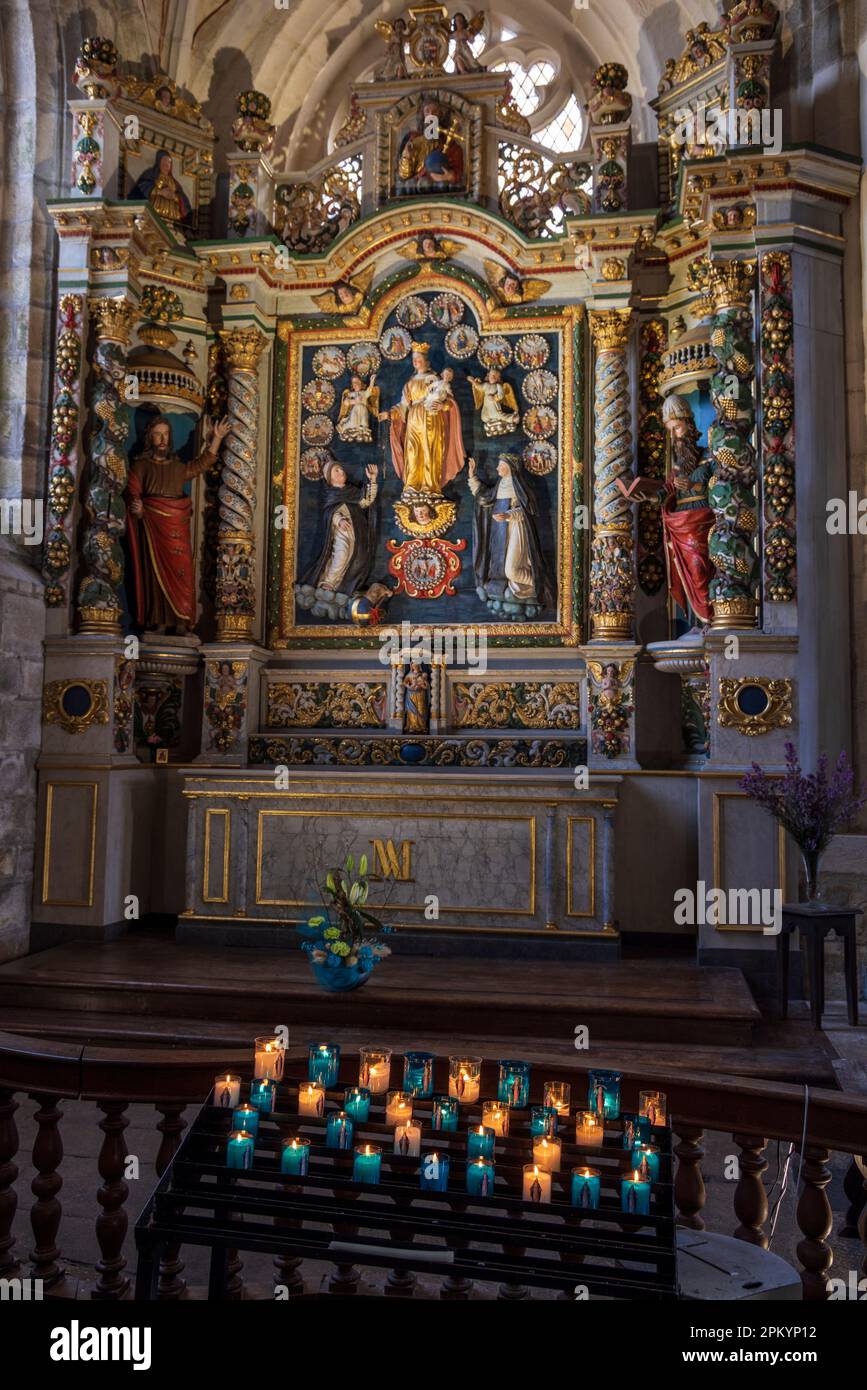 Altar des Rosenkranzes in der Kirche St. Ronan in Locronan, Bretagne, Frankreich Stockfoto