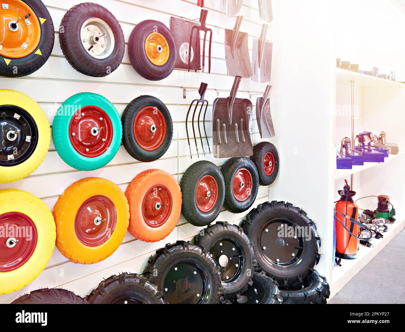 Die Räder der Garten Schubkarren im Shop Stockfoto