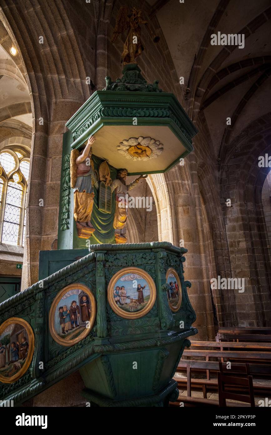 Die Polychrome Kanzel in der St.-Ronan-Kirche in Locronan, Bretagne, Frankreich Stockfoto