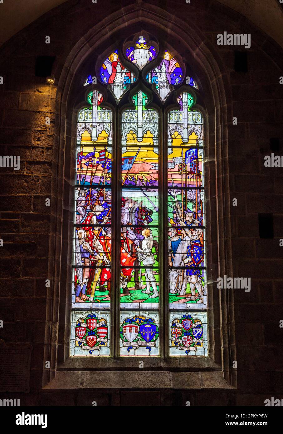 Ein Buntglasfenster mit der Johanna d'Arc in der St. Ronan Kirche, Locronan, Bretagne, Frankreich Stockfoto