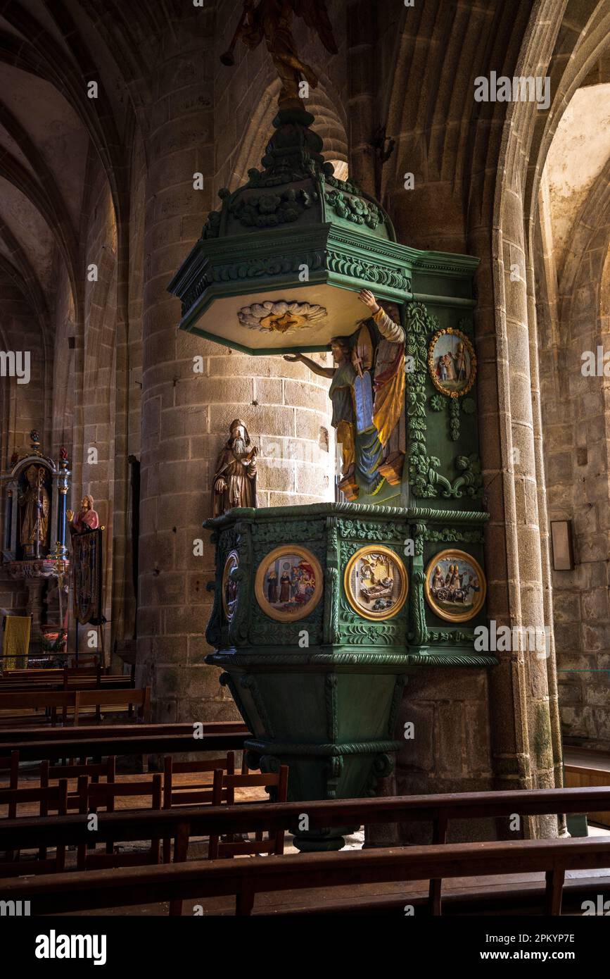 Das Polychrome Pulpit in der St. Ronan-Kirche in Locronan, Bretagne, Frankreich Stockfoto