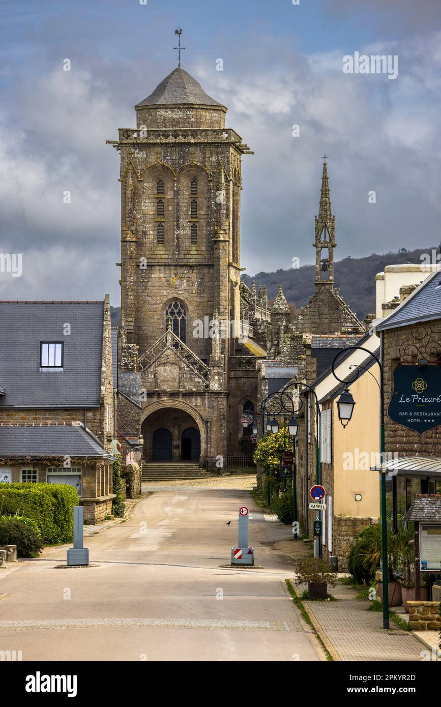 St. Ronan's Church in den ruhigen Straßen von Locronan, Bretagne, Frankreich Stockfoto