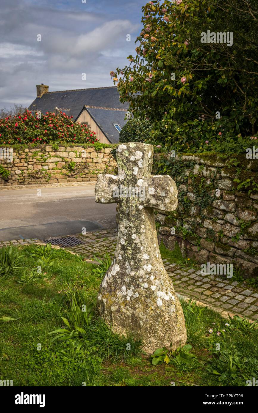 Ein Steinkreuz in den Straßen von Locronan, Bretagne, Frankreich Stockfoto