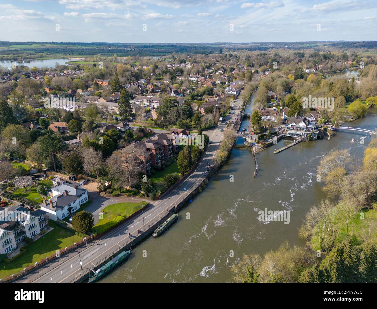 Blick aus der Vogelperspektive auf Boulters Lock & The Boathouse im Boulters Lock Restaurant an der Themse, Maidenhead, Berkshire, Großbritannien. Stockfoto