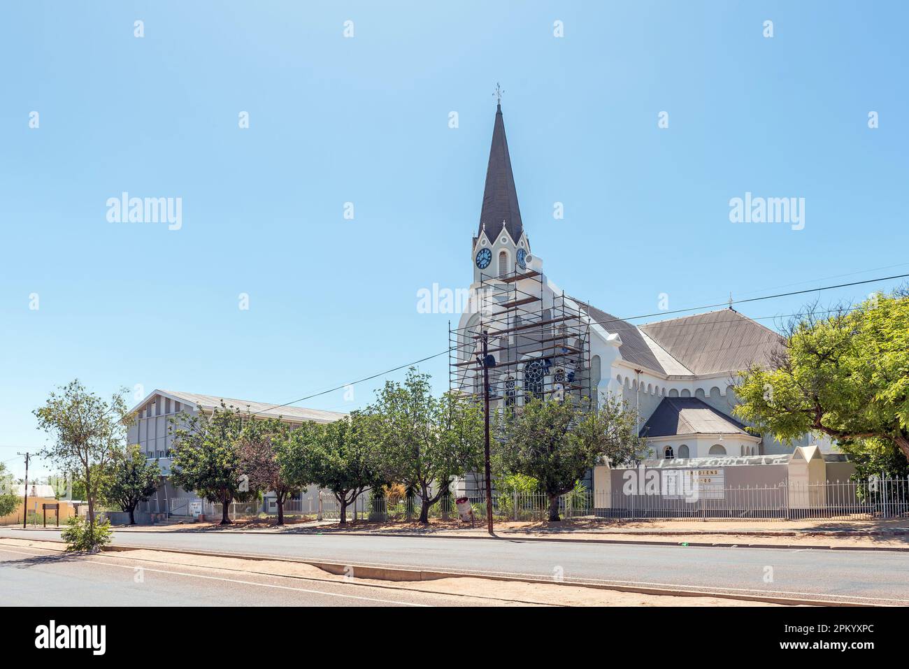 Kenhardt, Südafrika - Februar 28 2023: Eine Straßenszene mit der niederländischen Reformed Church and Hall in Kenhardt in der Provinz Nordkap. Gerüste Stockfoto