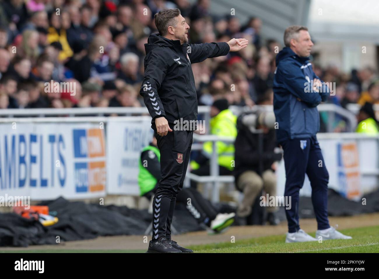 Northampton, Großbritannien. 10. April 2023 Jon Brady, Manager von Northampton Town, während der ersten Hälfte des Spiels der Sky Bet League 2 zwischen Northampton Town und Gillingham im PTS Academy Stadium, Northampton, am Montag, den 10. April 2023. (Foto: John Cripps | MI News) Guthaben: MI News & Sport /Alamy Live News Stockfoto