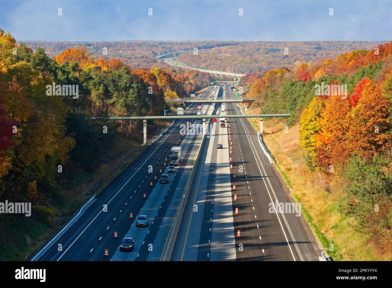 Der Ohio Turnpike durchquert das Cuyahoga Valley im Nordosten Ohios inmitten der Herbstfarben. Stockfoto