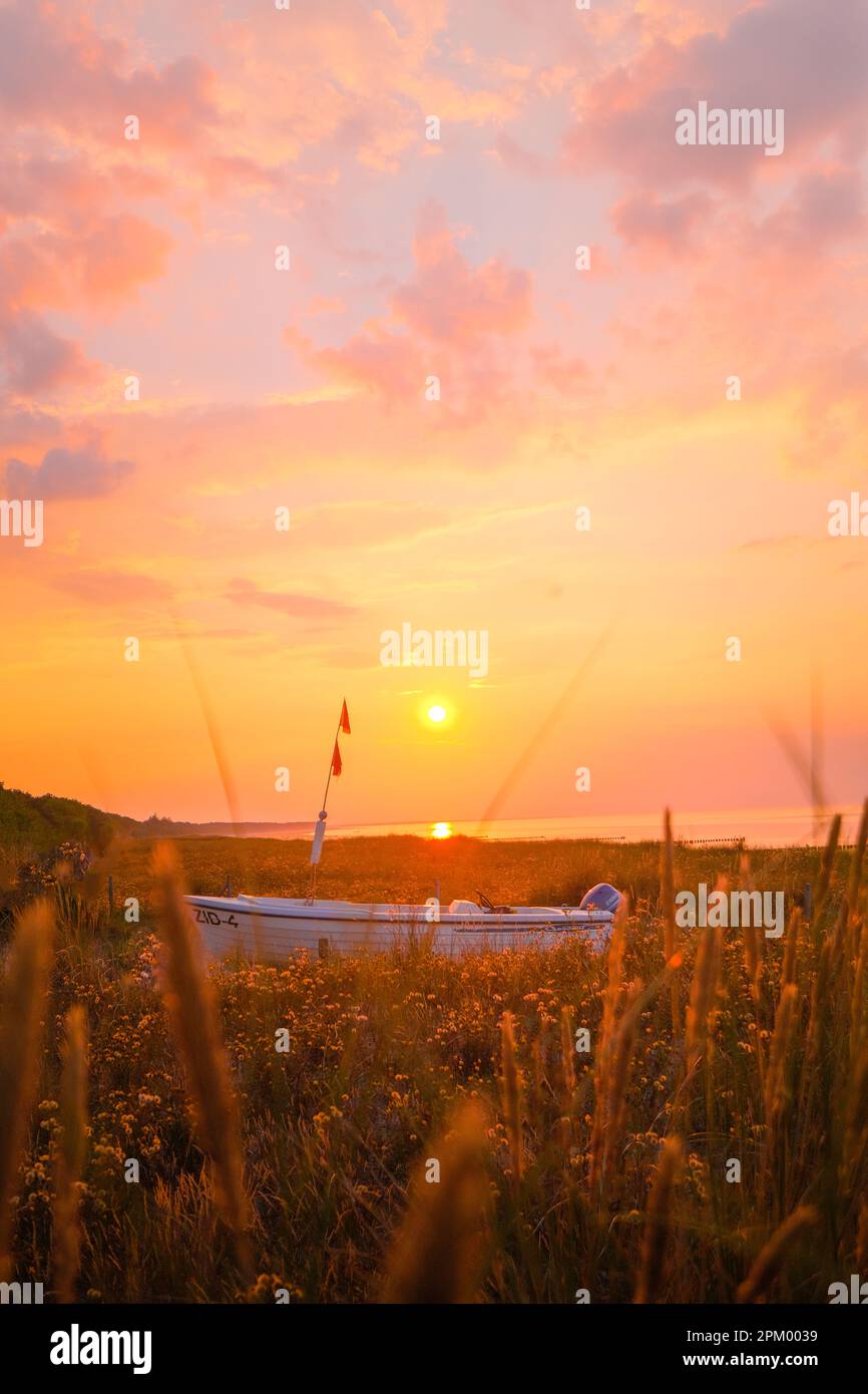 Boot am Strand mit malerischem Sonnenuntergang Stockfoto