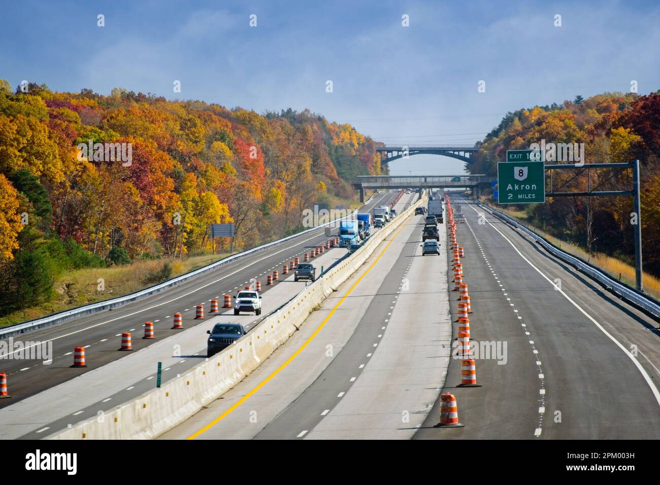 Der Ohio Turnpike im Nordosten von Ohio steigt in leuchtenden Herbstfarben aus dem Cuyahoga Valley. Stockfoto