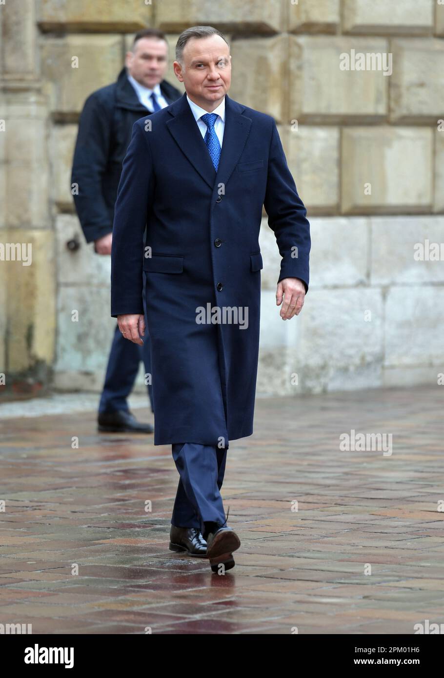 Der Präsident der Republik Polen Andrzej Duda verlässt die Krypta in der Wawel-Kathedrale, wo Lech und Maria Kaczynski begraben sind. Präsident Andrzej Duda nimmt an dem 13. Jahrestag des Absturzes des Regierungsflugzeugs (TU154M) in Smolensk Teil. Die Delegation unter Leitung von Präsident Lech Kaczynski starb auf dem Weg zur Zeremonie in Katyn am 10. April 2010. 96 Menschen wurden getötet, darunter der Präsident der Republik Polen Lech Kaczynski und seine Frau, Parlamentsmitglieder, Minister, Senatoren, Militärkommandanten und andere. (Foto: Alex Bona/SOPA Images/Sipa USA) Stockfoto