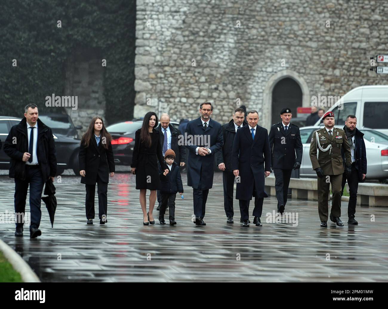 Marta Kaczynska mit ihrer Familie und Präsident Andrzej Duda auf dem Weg zur Krypta in der Wawel-Kathedrale, wo Lech und Maria Kaczynski am 13. Todestag begraben sind. Präsident Andrzej Duda nimmt an dem 13. Jahrestag des Absturzes des Regierungsflugzeugs (TU154M) in Smolensk Teil. Die Delegation unter Leitung von Präsident Lech Kaczynski starb auf dem Weg zur Zeremonie in Katyn am 10. April 2010. 96 Menschen wurden getötet, darunter der Präsident der Republik Polen Lech Kaczynski und seine Frau, Parlamentsmitglieder, Minister, Senatoren, Militärkommandanten und andere. (Foto: Alex Bona/SOPA Images/Sipa Stockfoto