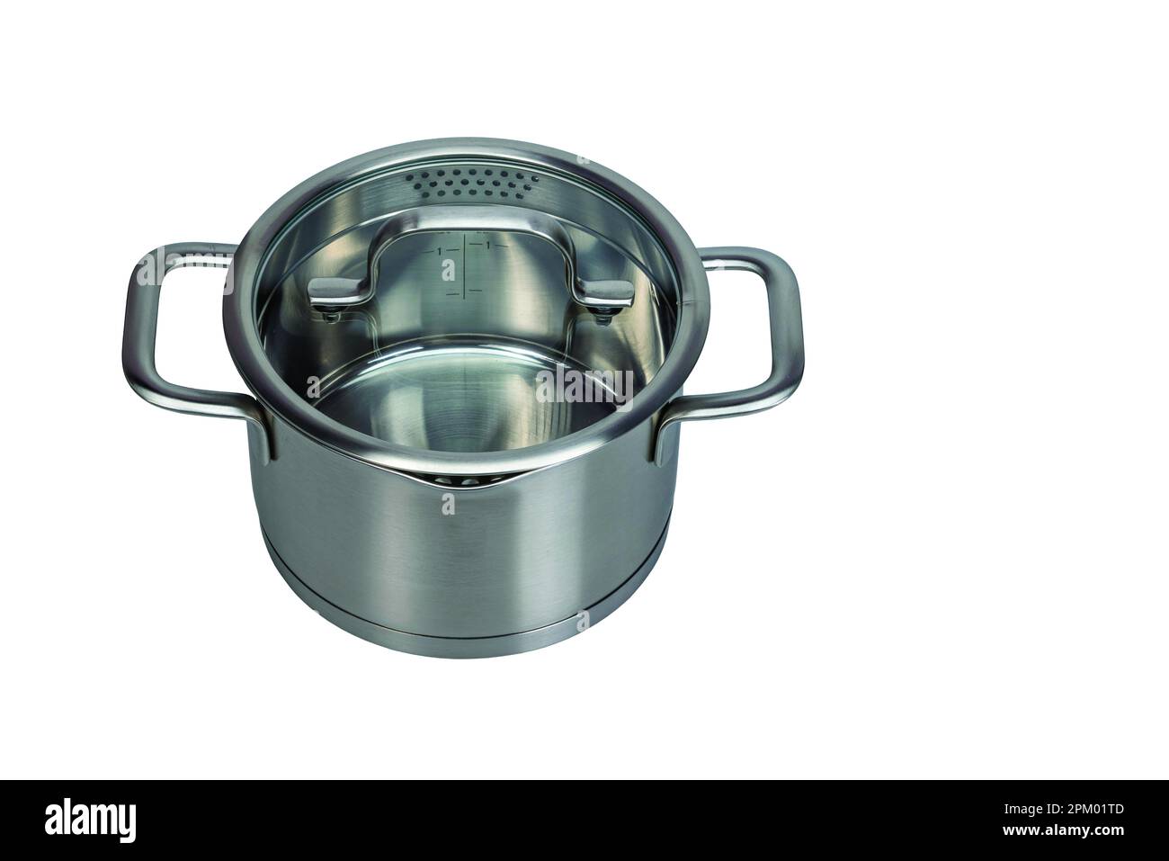 Nahaufnahme von Kochgeschirr aus Edelstahl mit Glasdeckel auf weißem Hintergrund. Stockfoto