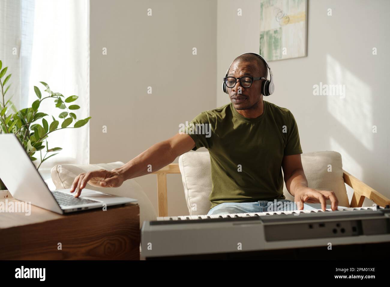 Freiberufler nimmt einen neuen Musiktitel auf, um ihn online zu verkaufen Stockfoto