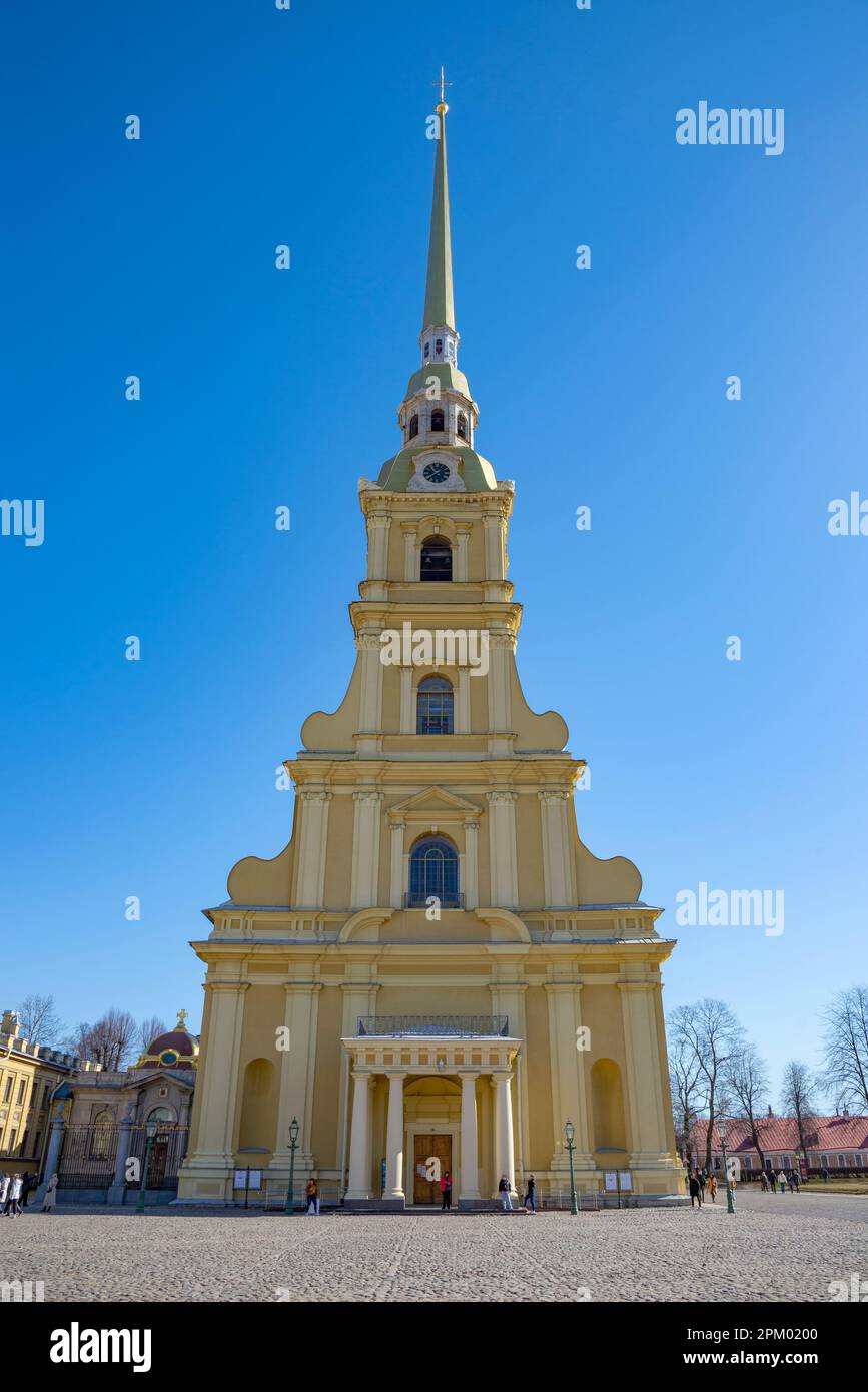 ST. PETERSBURG, RUSSLAND - 02. APRIL 2023: Peter-und-Paul-Kathedrale aus der Nähe. St. Petersburg Stockfoto