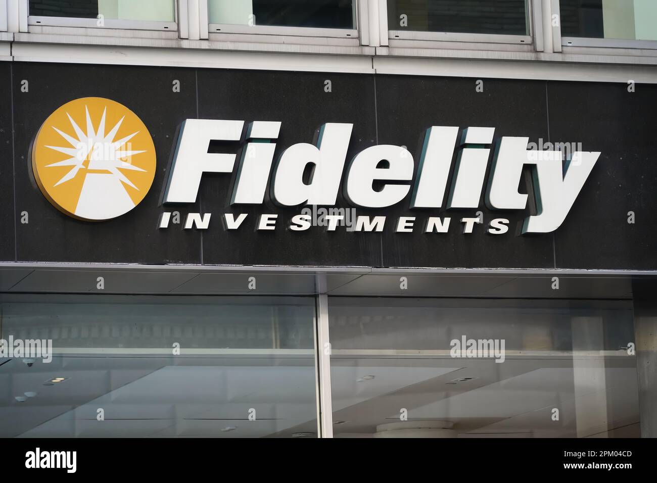 New York, NY - 9. April 2023 : Fidelity Investments Office Building Firmenlogo in Midtown, Manhattan Stockfoto