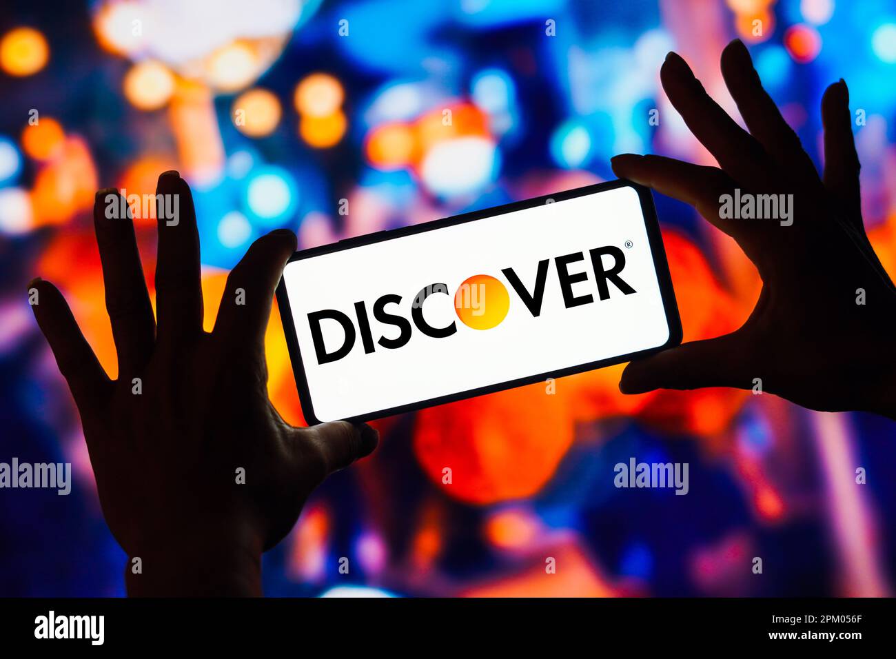 Brasilien. 10. April 2023. In dieser Fotoabbildung wird das Logo von Discover Financial Services auf einem Smartphone-Bildschirm angezeigt. Kredit: SOPA Images Limited/Alamy Live News Stockfoto
