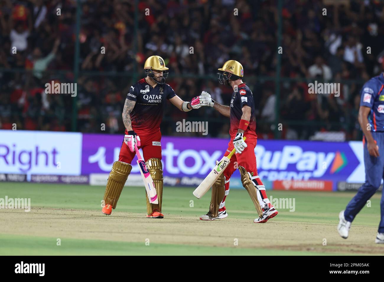 Bengaluru, Karnataka, Indien. 10. April 2023. TATA IPL 2023: Spiel Nr. 15 : RCB vs. LSG : im Chinnasamy Stadium, Bengaluru: RCB endete um 212 Uhr. Glenn Maxwell für vier (Kreditbild: © Seshadri Sukumar/ZUMA Press Wire) NUR REDAKTIONELLE VERWENDUNG! Nicht für den kommerziellen GEBRAUCH! Stockfoto