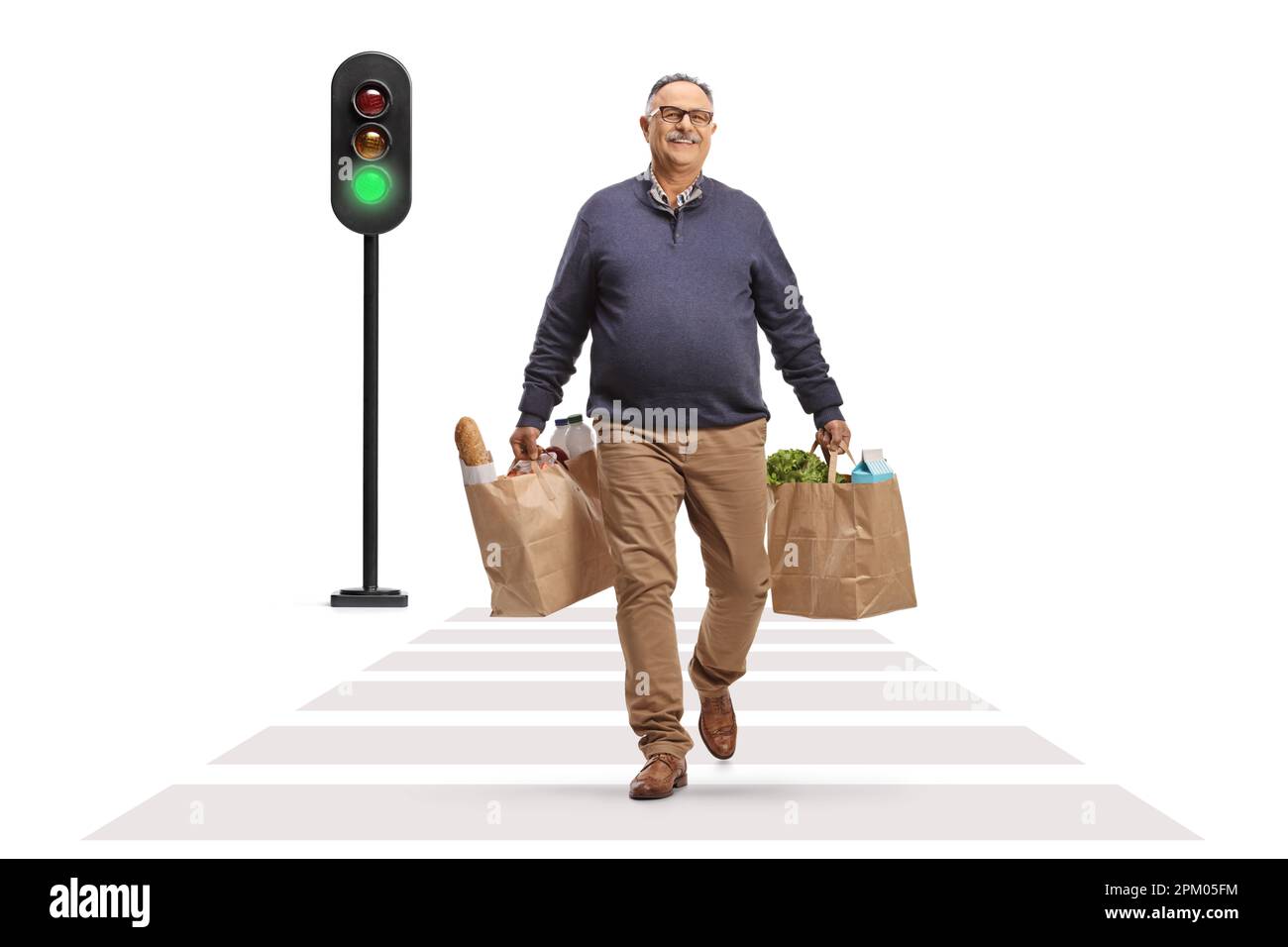 Ein Mann, der Einkaufstüten trägt und die Straße überquert, isoliert auf weißem Hintergrund Stockfoto