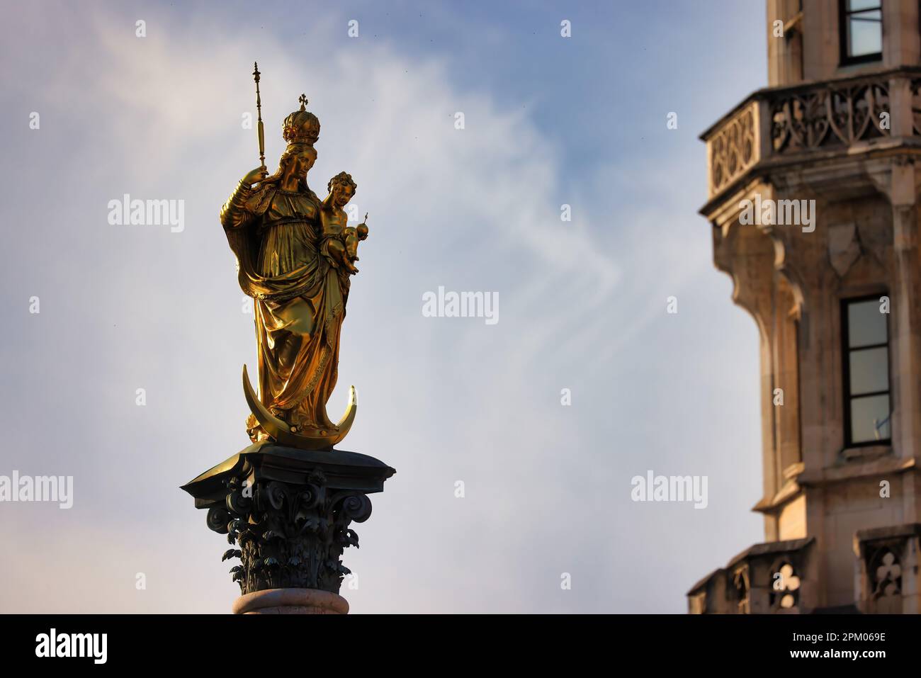 Die goldene Mariensstatue, eine Mariensäule auf dem Marienplatz in München, deutsch Stockfoto