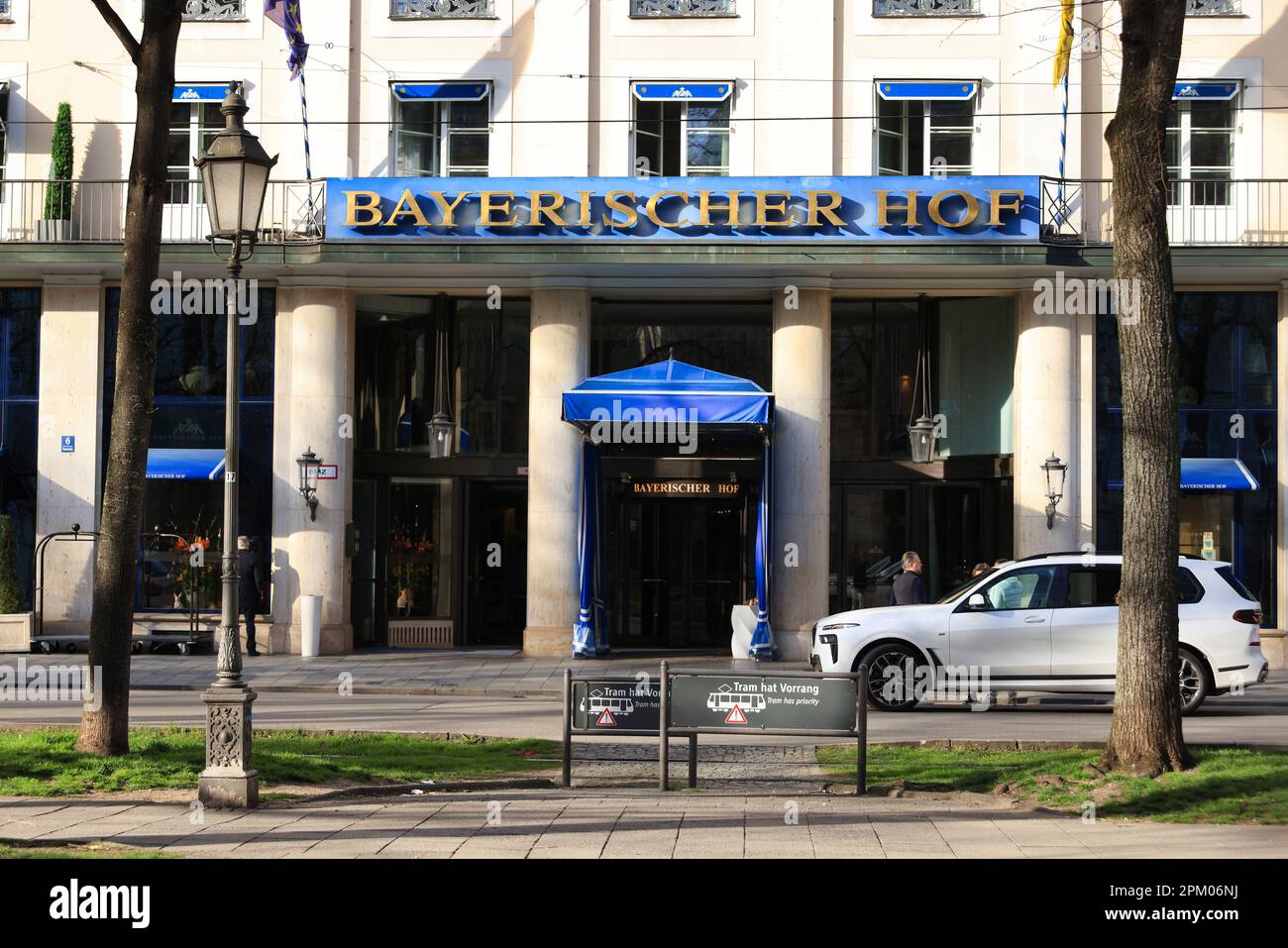 MÜNCHEN, DEUTSCHLAND - 10. APRIL 2023: Berühmtes Luxushotel Bayerischer Hof, bekannt für die Münchner Sicherheitskonferenz MSC wird hier abgehalten. Stockfoto