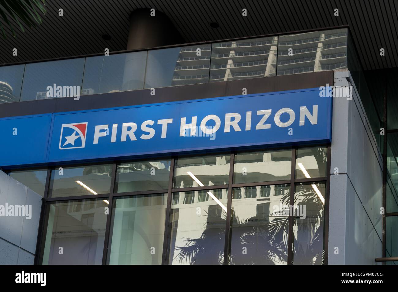 Nahaufnahme des Schilds „First Horizon Bank“ auf dem Gebäude. Stockfoto