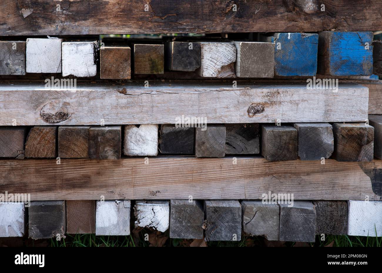 Stapel von farbigen Holzbrettern Stockfoto