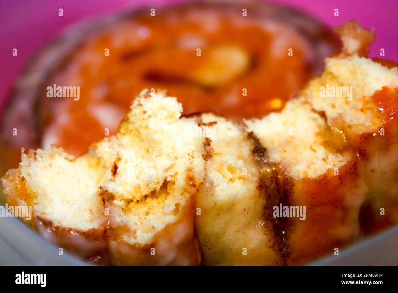 Zimtschnecken-Dessert mit Biss entfernt Stockfoto