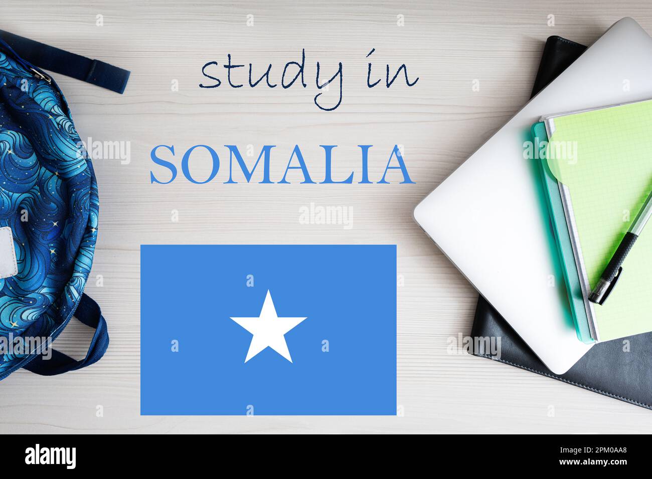 Studium in Somalia. Hintergrund mit Notizblock, Laptop und Rucksack. Bildungskonzept. Stockfoto