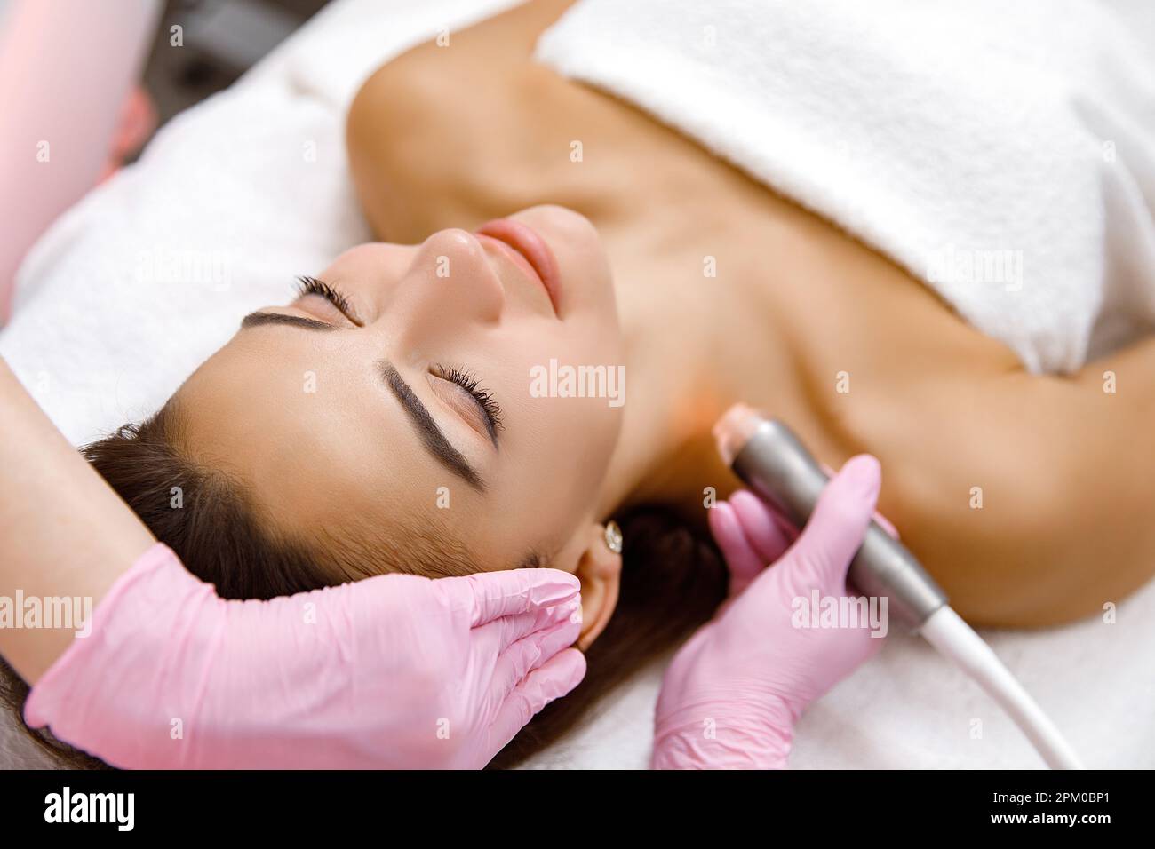 Gesichtsbehandlung, kosmetische Behandlung, gesunde Haut, Kosmetologie, ästhetische Behandlung, Verjüngungsbehandlung, Hautverbesserungsservice Stockfoto