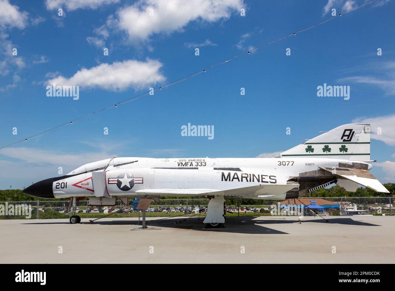Eine weiße US Marine Corp F-4 Phantom II Kampfflugzeug im Patriot's Point Naval and Maritime Museum in Mount Pleasant, SC. Stockfoto