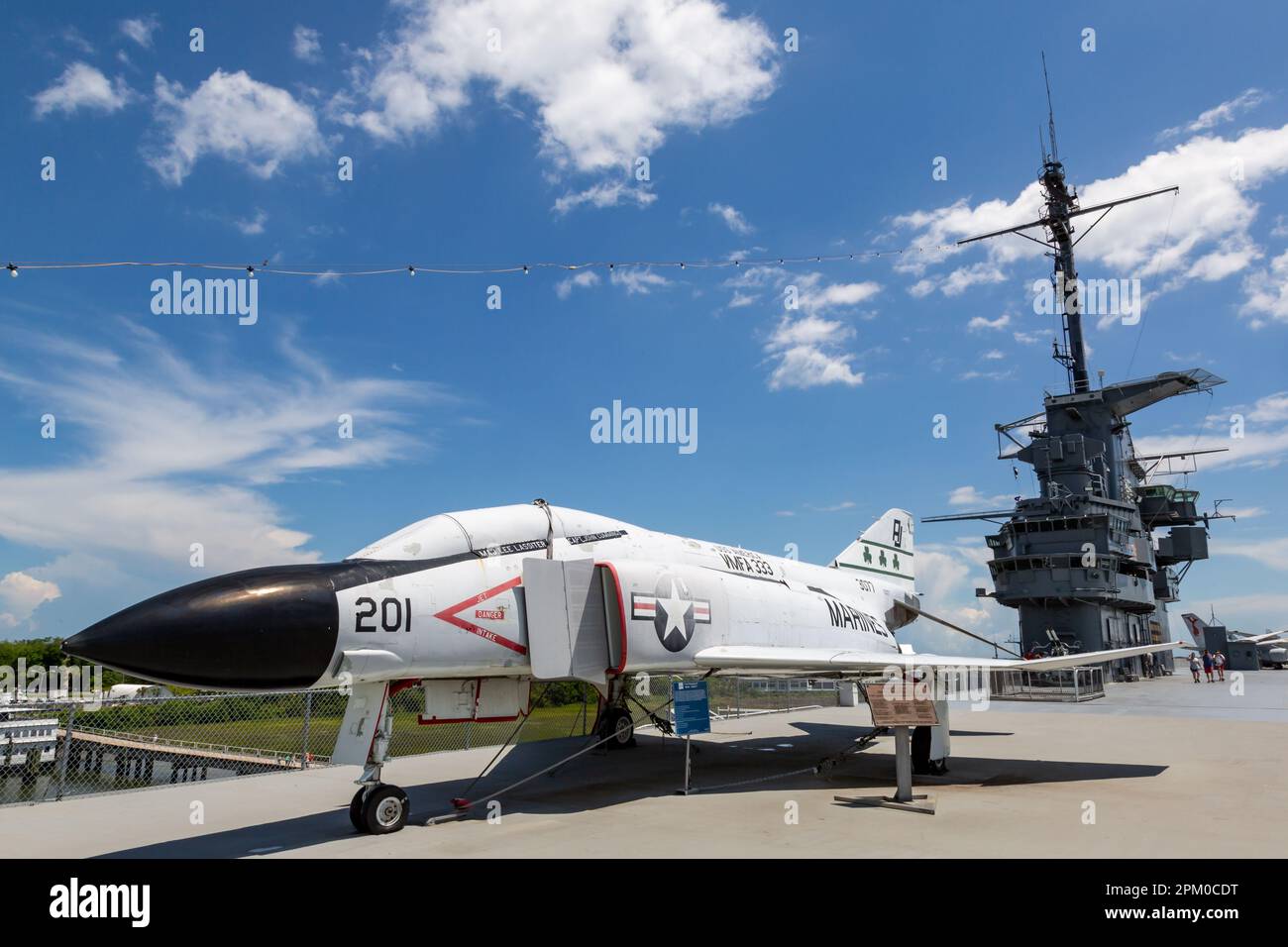 Eine US Marine Corp F-4 Phantom Fighter Jet auf der USS Yorktown im Patriot's Point Naval and Maritime Museum in SC, USA. Stockfoto