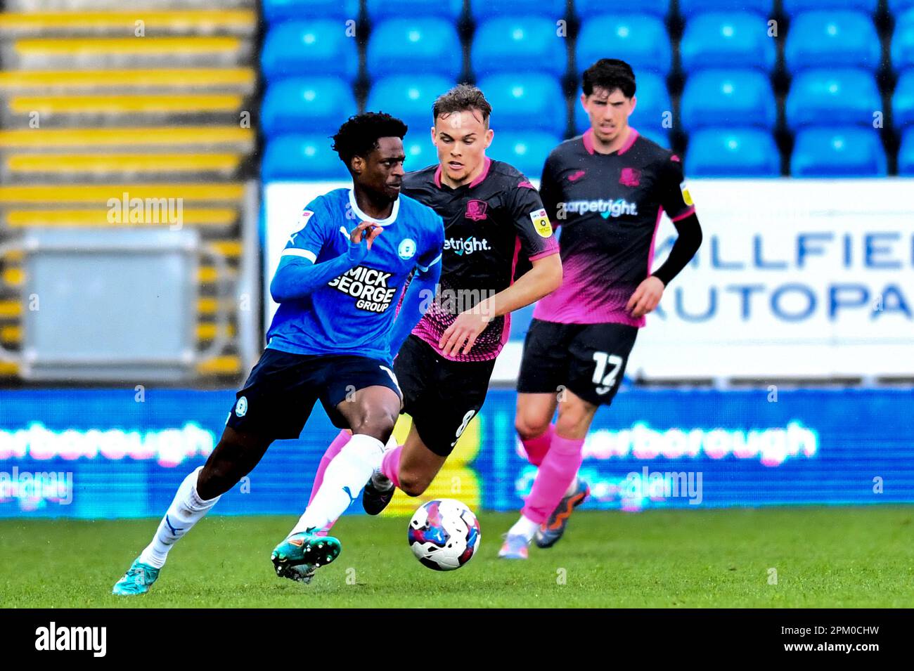 Nathanael Ogbeta (15 Peterborough United), herausgefordert von Archie Collins (8 Exeter City) während des Spiels der Sky Bet League 1 zwischen Cambridge United und Fleetwood Town im R Costings Abbey Stadium, Cambridge, am Freitag, den 7. April 2023. (Foto: Kevin Hodgson | MI News) Guthaben: MI News & Sport /Alamy Live News Stockfoto