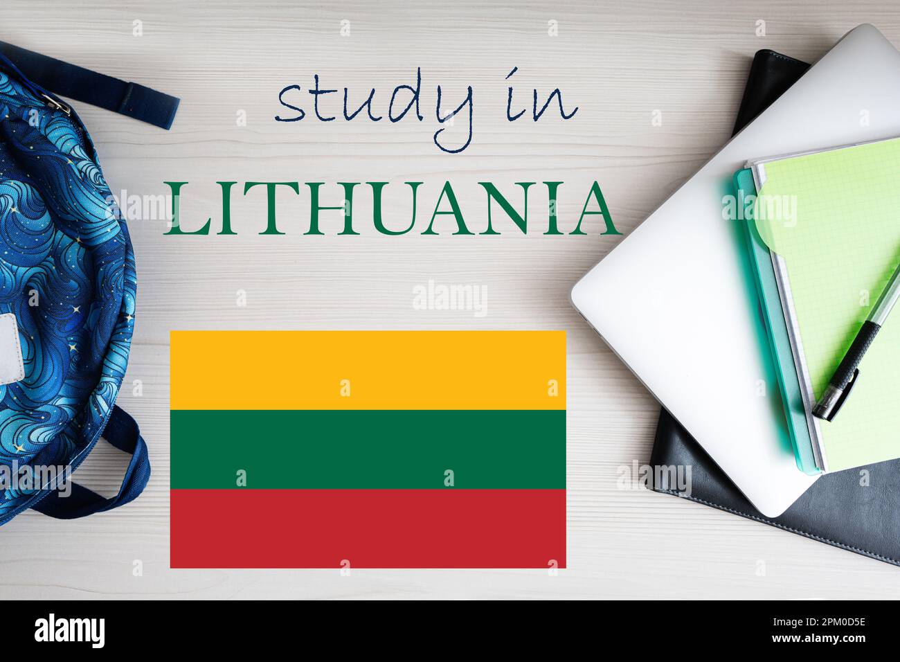 Studie in Litauen. Hintergrund mit Notizblock, Laptop und Rucksack. Bildungskonzept. Stockfoto